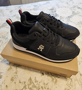 Tossud Tommy Hilfiger 40 (1 foto / 3)