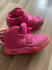 Nike Yeezy (1 фото из 3)