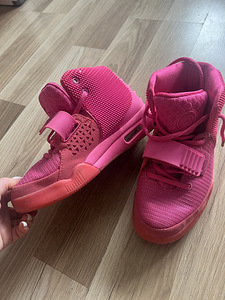 Nike Yeezy (2 фото из 3)