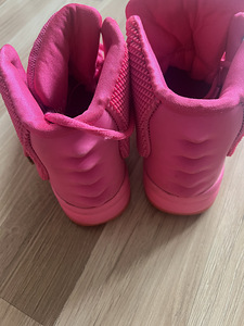 Nike Yeezy (3 фото из 3)
