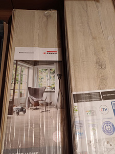 Lamināta grīdas segums gandrīz visam dzīvoklim. (1 foto no 2)