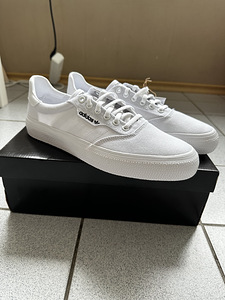 Кеды Adidas (2 фото из 3)