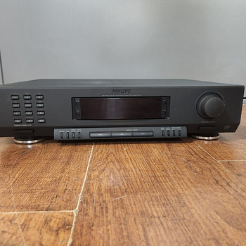 Цифровой синтезированный стерео тюнер Philips FT930