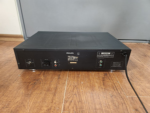 Цифровой синтезированный стерео тюнер Philips FT930 (3 фото из 3)