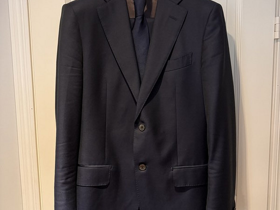 Продается мало ношенный костюм SUITSUPPLY