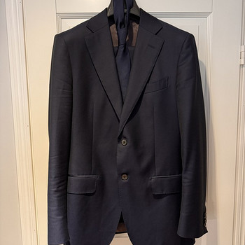 MÜÜA VÄHE KANTUD SUITSUPPLY PIDULIK ÜLIKOND