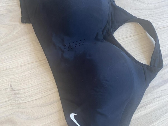 Спортивные бюстгальтеры Nike