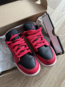 NIKE AIR JORDAN 1 LOW GS BLACK VERY BERRY (1 foto / 4)