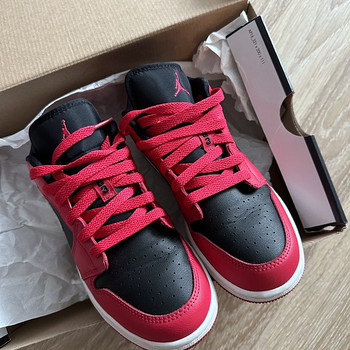 NIKE AIR JORDAN 1 LOW GS BLACK VERY BERRY