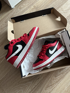 NIKE AIR JORDAN 1 LOW GS BLACK VERY BERRY (2 foto / 4)