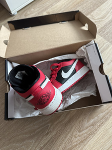 NIKE AIR JORDAN 1 LOW GS BLACK VERY BERRY (3 foto / 4)