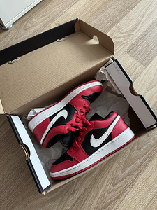 NIKE AIR JORDAN 1 LOW GS BLACK VERY BERRY (4 foto / 4)