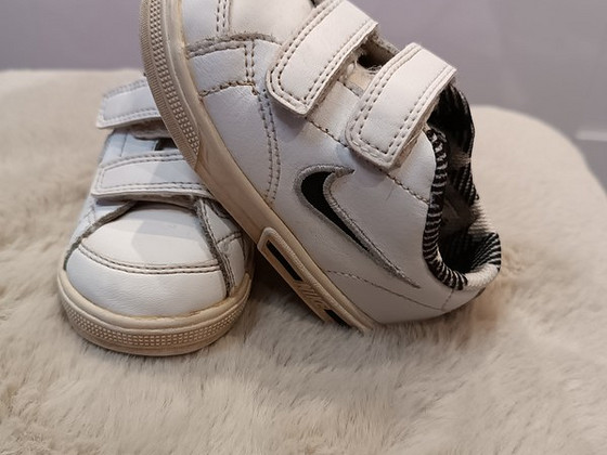 Белые кожаные теннисные туфли Nike № 23.