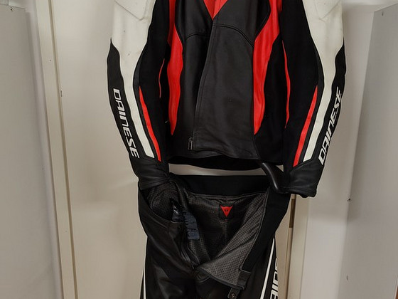 Мужская кожаная куртка и кожаные штаны Dainese