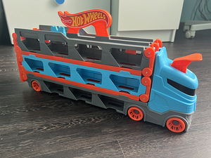 Hot Wheels truck with race (1 foto / 2)