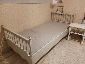 Кровать 90х200 + тумбочка (1 фото из 3)