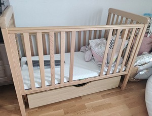 MAGAMISKOMPLEKT BEEBILE - võrevoodi koos madratsiga + lisad (1 foto / 6)
