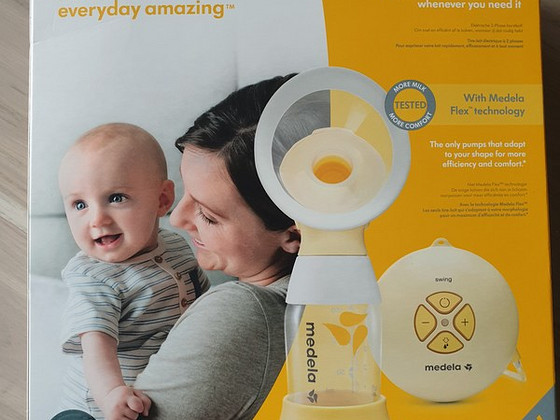Грудной молокоотсос Medela + бутылочка Calma