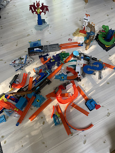 Различные наборы Hot wheels (1 фото из 2)