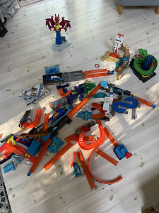 Различные наборы Hot wheels (2 фото из 2)