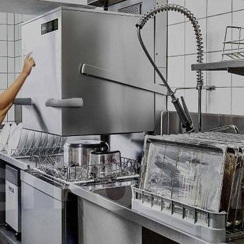 Человек на мойку посуды