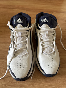 Uued naiste Adidase tossud (2 foto / 3)