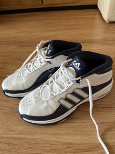 Uued naiste Adidase tossud (3 foto / 3)