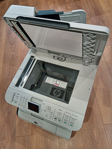 Лазерный принтер HP Color LaserJet CM2320nf MFP (8 фото из 8)