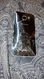Продам 2 мобильных телефона Samsung S6 Edge с разбитым экран (2 фото из 3)