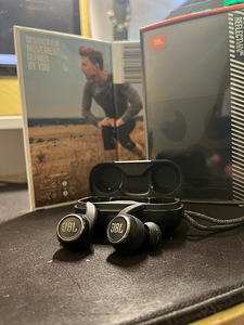 Наушники JBL Bluetooth (2 фото из 2)
