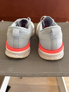 Женские кроссовки Nike 37s (3 фото из 3)