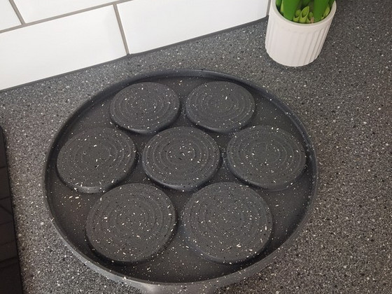 Naeratavate nägudega pann. Uus