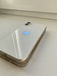 iPhone 11 128 ГБ (2 фото из 6)