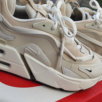 Продам новые кроссовки Nike (Размер 38 маломерят)