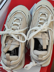 Продам новые кроссовки Nike (Размер 38 маломерят) (5 фото из 10)