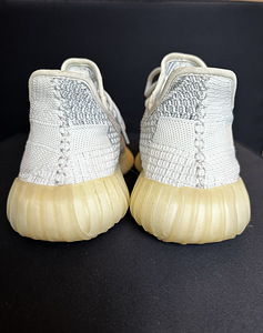 Yeezy Boost (3 foto / 3)