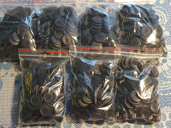 Uued nööbid 700 tk, must ja sinine, läbimõõt 2,8 mm