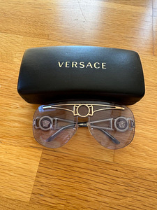 Солнцезащитные очки Versace (1 фото из 2)