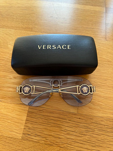 Солнцезащитные очки Versace (2 фото из 2)