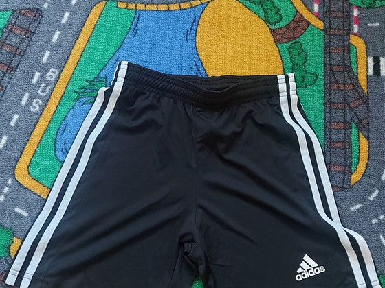 Lühike püksid Adidas 134/140.