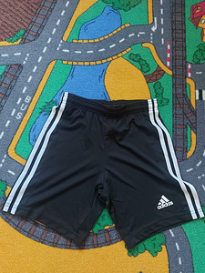 Lühike püksid Adidas 134/140. (1 foto / 2)