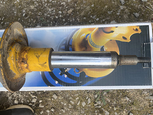 Передние амортизаторы Bilstein b8 (4 фото из 9)