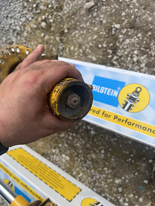 Передние амортизаторы Bilstein b8 (9 фото из 9)