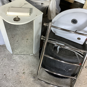 Väike nurgavalamu koos peegliga nurgakapiga (1 foto / 4)