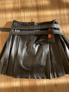 Юбка из кожи (2 фото из 2)