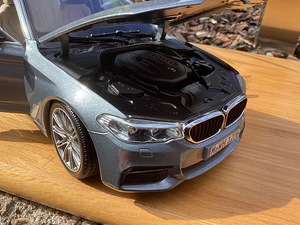 BMW 5 G30 1:18 Kyosho (7 foto / 10)