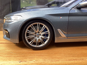 BMW 5 G30 1:18 Kyosho (8 foto / 10)