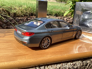 BMW 5 G30 1:18 Kyosho (9 foto / 10)