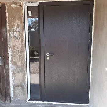 Metala ārdurvis ar PVC vitrīnu