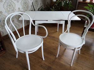 Restaureeritud laud toolidega (1 foto / 2)